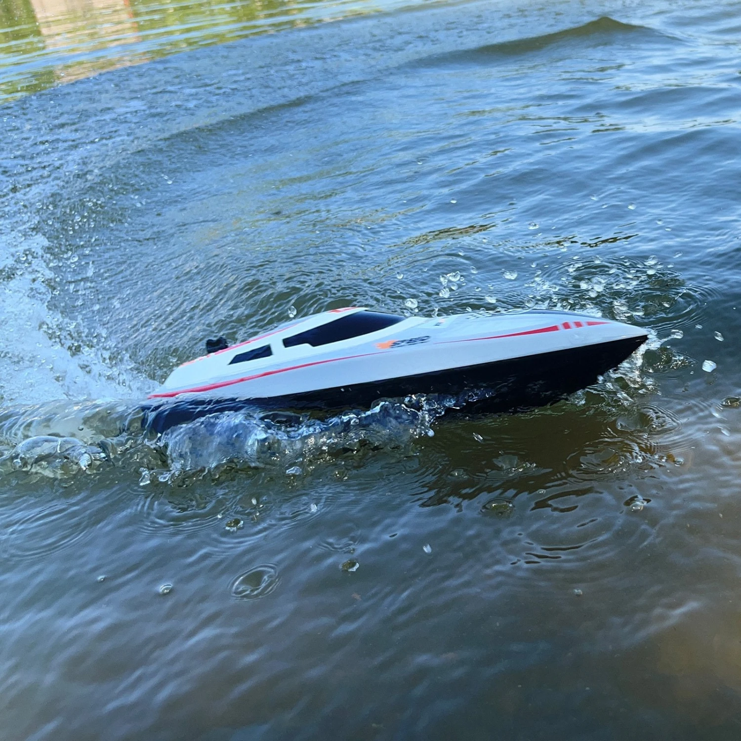 30KM/H Remote Control Boat 2.4G Fast Racing Boat Waterproof With LED Light 15 30KM/H Remote Control Boat 2.4G Fast Racing Boat Waterproof With LED Light - Image 15
